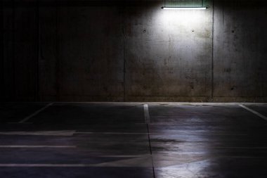 Boş otopark, loş ışık, yeraltı otoparkı..