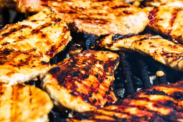 Auf Dem Holzkohlegrill Gegrilltes Hähnchen Und Schweinesteak Blick Von Oben — Stockfoto