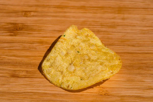 Detail Crispy Potato Chips Wooden Table Salted Potato Chips Junk — Stock Photo, Image