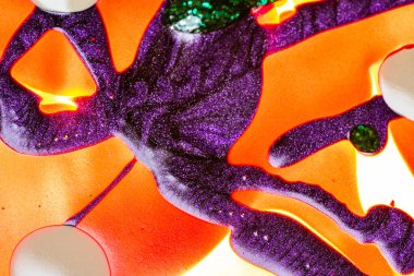 Su yüzeyinde yağ damlaları ve dalgaları olan soyut renkli arkaplan. Soyut arkaplan kavramı