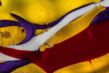 Su yüzeyinde yağ damlaları ve dalgaları olan soyut renkli arkaplan. Soyut arkaplan kavramı