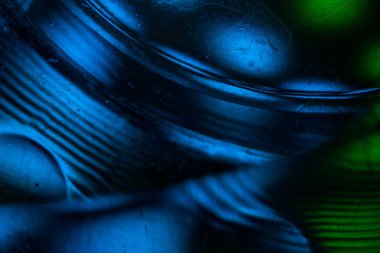 Su yüzeyinde yağ damlaları ve dalgaları olan soyut renkli arkaplan. Soyut arkaplan kavramı