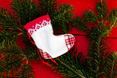 Noel kompozisyonu, mevsimlik dekorasyonlar ve süsler, renkli Noel arkaplanı Noel havası konsepti.