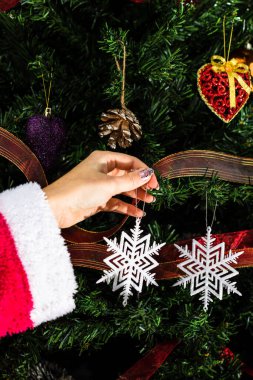 Noel ağacı süslemek, köknar dallarına Noel süslemeleri yapmak. Noel süslemeleri.