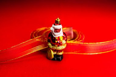 Noel kompozisyonu, mevsimlik dekorasyonlar ve süsler, renkli Noel arkaplanı Noel havası konsepti.