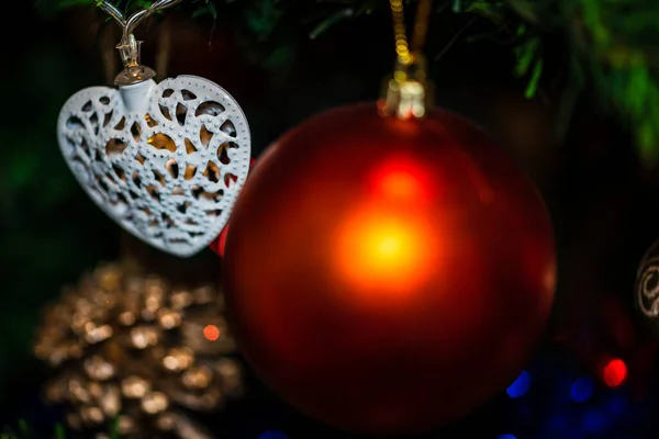 Kerstcompositie Met Seizoensgebonden Decoraties Ornamenten Kleurrijke Kerstachtergrond Kerstmis Concept — Stockfoto