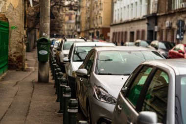 Şehrin şehir merkezinde trafik sıkışıklığında araba trafiği. Romanya 'nın başkenti Bükreş' te sabah ve akşam araba kirliliği, trafik sıkışıklığı