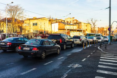 Şehrin şehir merkezinde trafik sıkışıklığında araba trafiği. Romanya 'nın başkenti Bükreş' te sabah ve akşam araba kirliliği, trafik sıkışıklığı