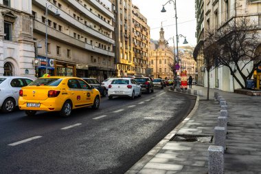 Şehrin şehir merkezinde trafik sıkışıklığında araba trafiği. Romanya 'nın başkenti Bükreş' te sabah ve akşam araba kirliliği, trafik sıkışıklığı