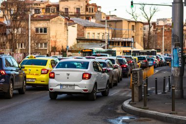 Şehrin şehir merkezinde trafik sıkışıklığında araba trafiği. Romanya 'nın başkenti Bükreş' te sabah ve akşam araba kirliliği, trafik sıkışıklığı