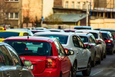 Şehrin şehir merkezinde trafik sıkışıklığında araba trafiği. Romanya 'nın başkenti Bükreş' te sabah ve akşam araba kirliliği, trafik sıkışıklığı