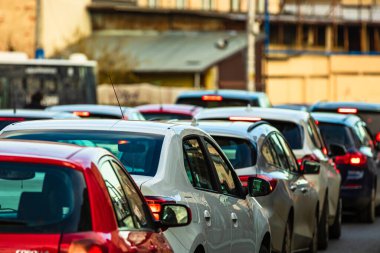 Şehrin şehir merkezinde trafik sıkışıklığında araba trafiği. Romanya 'nın başkenti Bükreş' te sabah ve akşam araba kirliliği, trafik sıkışıklığı