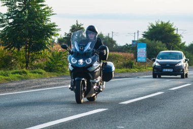 Asfalt yolda hareket eden bir motosiklet, caddede motosiklet manzarası. Bükreş, Romanya, 2020