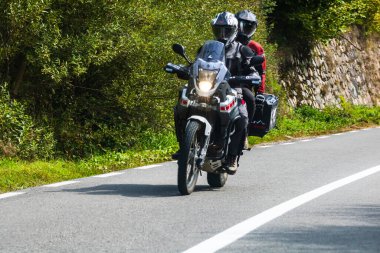 Asfalt yolda hareket eden bir motosiklet, caddede motosiklet manzarası. Bükreş, Romanya, 2020