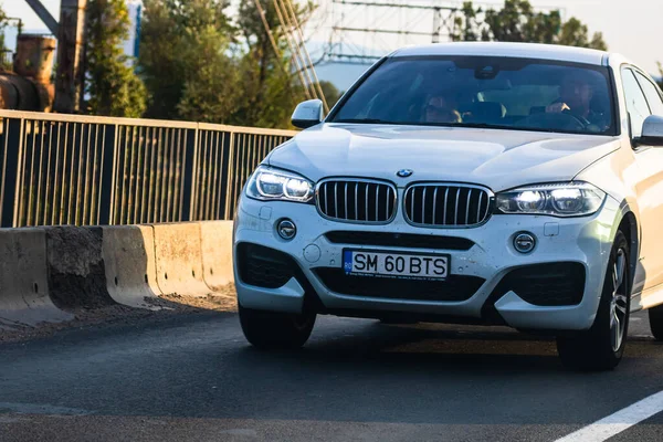 Viajando Coche Bmw Blanco Movimiento Carretera Asfaltada Vista Frontal Del — Foto de Stock