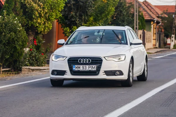 Viajando Blanco Audi Coche Movimiento Carretera Asfaltada Vista Frontal Del — Foto de Stock