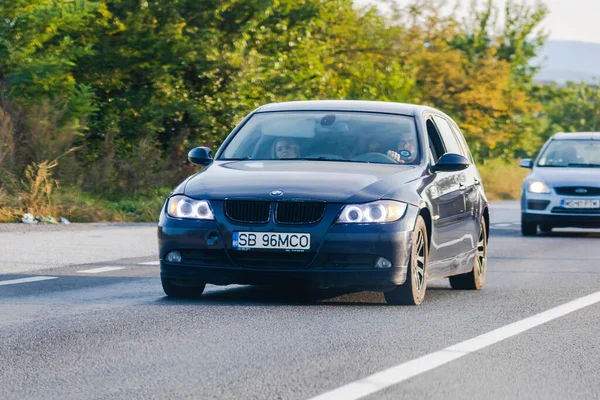 Utazó Bmw Autó Mozgásban Aszfalt Úton Első Kilátás Autó Utcán — Stock Fotó