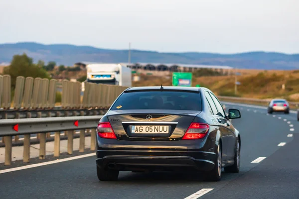 Utazó Mercedes Autó Mozgásban Aszfalt Úton Visszapillantás Autó Utcán Bukarest — Stock Fotó