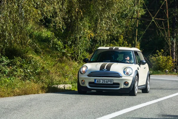 Viajando Coche Mini Movimiento Por Carretera Asfaltada Vista Frontal Del — Foto de Stock