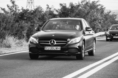 Siyah beyaz fotoğraf, asfalt yolda hareket eden araba konsepti, caddede araba manzarası. Bükreş, Romanya, 2020