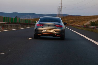Asfalt yolda hareket halindeki Mercedes 'i gezmek, caddedeki arabanın arka görüntüsü. Bükreş, Romanya, 2020