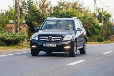 Asfalt yolda hareket halindeki Mercedes arabası, caddedeki arabanın ön manzarası. Bükreş, Romanya, 2020