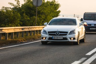 Asfalt yolda hareket halindeki Mercedes arabası, caddedeki arabanın ön manzarası. Bükreş, Romanya, 2020