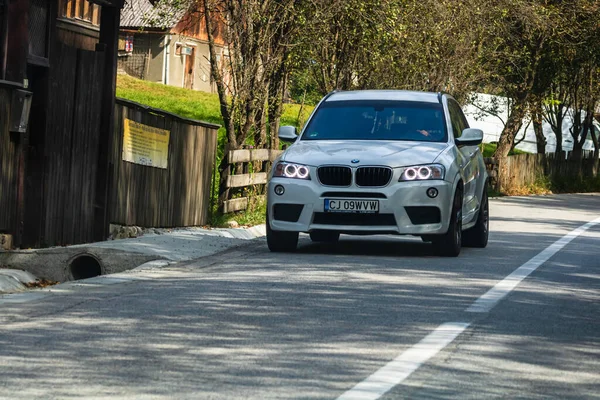 Viajando Coche Bmw Blanco Movimiento Carretera Asfaltada Vista Frontal Del — Foto de Stock