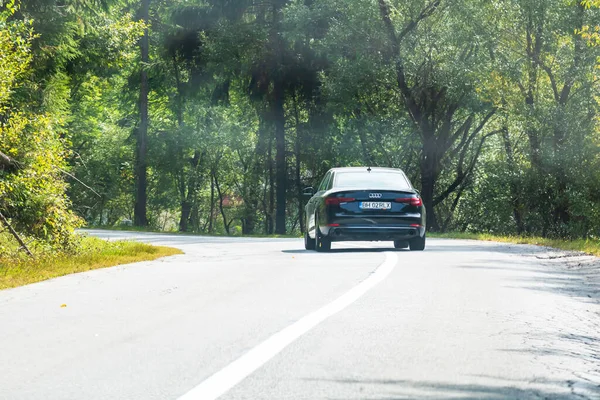 Viajando Coche Negro Movimiento Carretera Asfalto Vista Trasera Del Coche — Foto de Stock