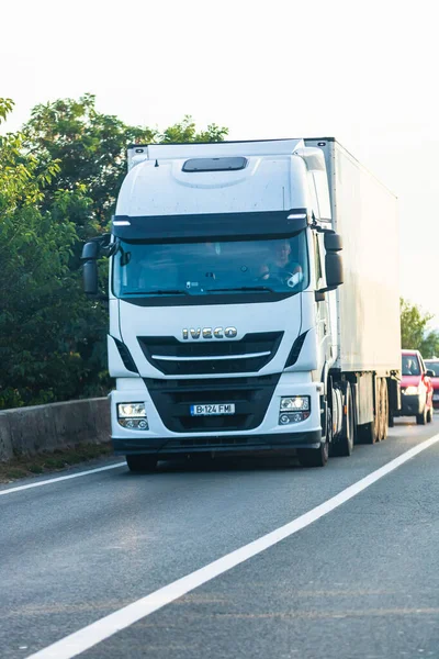 Camión Europeo Cargado Movimiento Sobre Carretera Asfaltada Transporte Concepto Entrega —  Fotos de Stock