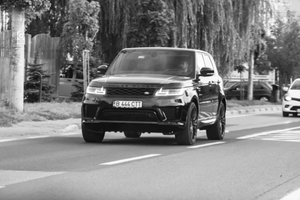 Черно Белое Фото Концепция Движущегося Автомобиля Асфальтовой Дороге Вид Спереди — стоковое фото