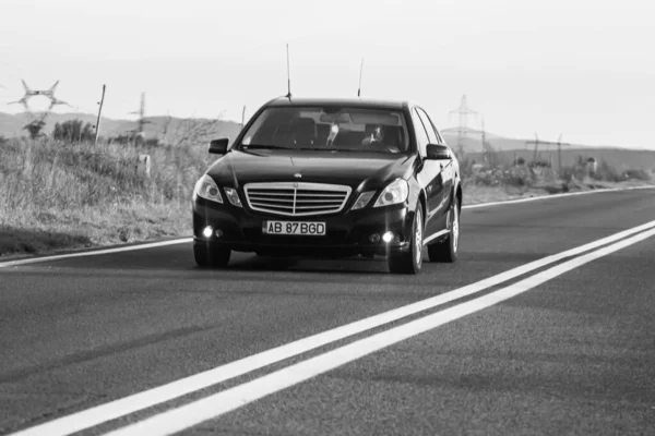 Schwarz Weiß Foto Konzept Der Bewegung Fahrendes Auto Auf Asphaltstraße — Stockfoto