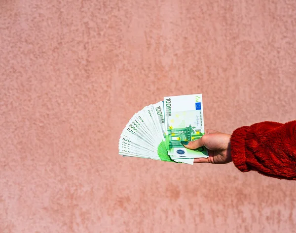 Mão Segurando Mostrando Dinheiro Euros Dando Dinheiro Conceito Moeda Mundial — Fotografia de Stock