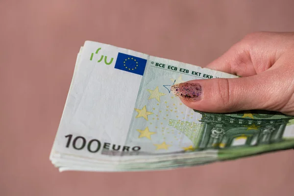 Vrouwen Geven Geld Als Omkoping Fooien Het Vasthouden Van Eurobankbiljetten — Stockfoto