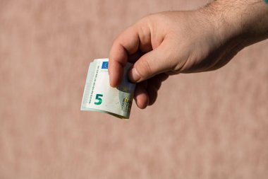 Adam eli rüşvet ya da bahşiş gibi para veriyor. EURO banknotları bulanık bir geçmiş ve AB para birimi üzerinde tutuluyor