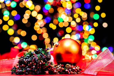 Noel süslemeleri, Noel ve yeni yıl tatilleri arka plan, Noel süsleri ve bulanık ışıklar ile kış sezonu