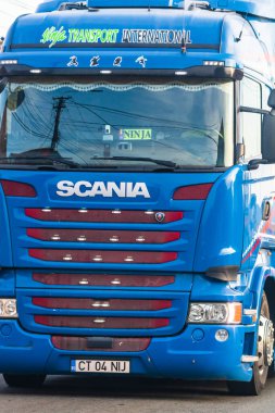 Avrupa kamyonu asfalt yolda, ulaşım ve teslimat konseptinde hareket halinde. Bükreş, Romanya, 2020