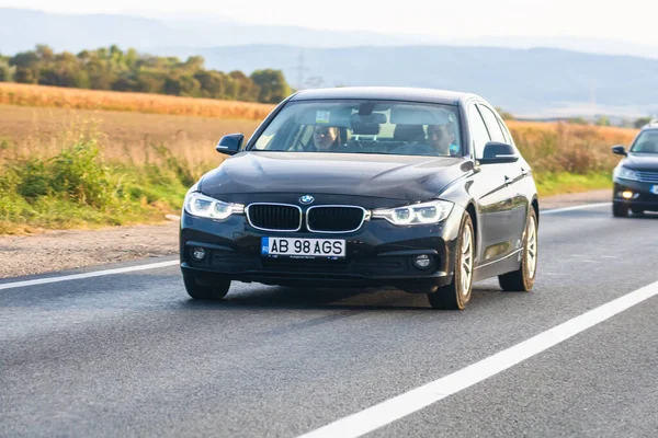 Viajando Coches Movimiento Por Carretera Asfaltada Vista Frontal Los Coches — Foto de Stock