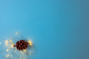 Noel süsleri ve süslemelerle süslenmiş bir Noel arkaplanı. Noel kompozisyonunu kopyalamak için üst görünüm.