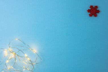 Noel süsleri ve süslemelerle süslenmiş bir Noel arkaplanı. Noel kompozisyonunu kopyalamak için üst görünüm.