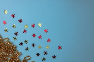 Noel süsleri ve süslemelerle süslenmiş bir Noel arkaplanı. Noel kompozisyonunu kopyalamak için üst görünüm.