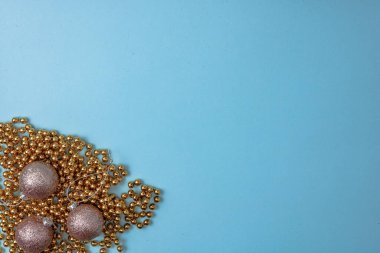 Noel süsleri ve süslemelerle süslenmiş bir Noel arkaplanı. Noel kompozisyonunu kopyalamak için üst görünüm.