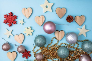 Noel süsleri ve süslemelerle süslenmiş bir Noel arkaplanı. Noel kompozisyonunu kopyalamak için üst görünüm.