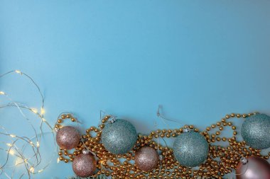 Noel süsleri ve süslemelerle süslenmiş bir Noel arkaplanı. Noel kompozisyonunu kopyalamak için üst görünüm.