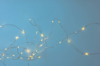 Noel ışıkları kurulumuyla dekore edilmiş arka plan. Noel kompozisyonunu kopyalamak için üst görünüm.