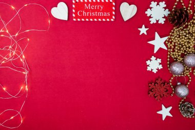 Noel süsleri ve süslemelerle süslenmiş kırmızı Noel arkaplanı. Noel kompozisyonunu kopyalamak için üst görünüm.