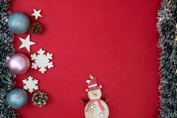 Dekoriert Roter Weihnachtshintergrund Mit Weihnachtlichen Ornamenten Und Dekorationen Draufsicht Mit — Stockfoto