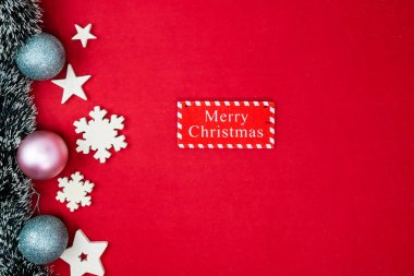 Noel süsleri ve süslemelerle süslenmiş kırmızı Noel arkaplanı. Noel kompozisyonunu kopyalamak için üst görünüm.