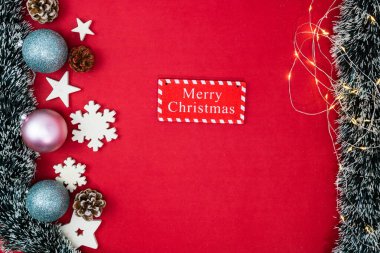 Noel süsleri ve süslemelerle süslenmiş kırmızı Noel arkaplanı. Noel kompozisyonunu kopyalamak için üst görünüm.