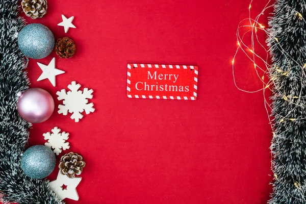 Noel süsleri ve süslemelerle süslenmiş kırmızı Noel arkaplanı. Noel kompozisyonunu kopyalamak için üst görünüm.